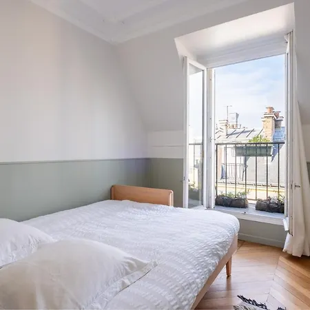 Veeve - Bright Skies Paris